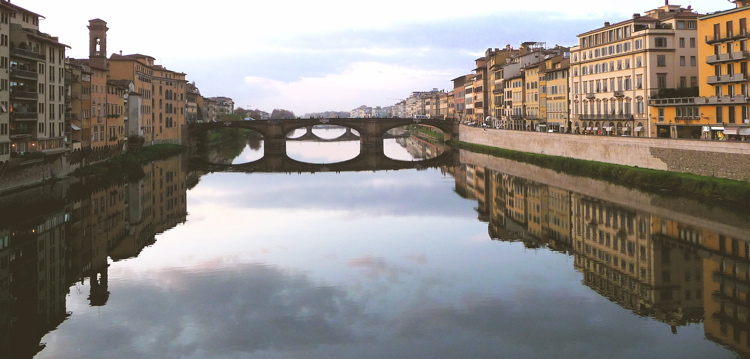 FLORENCE, ITALY / THE ARNO RIVER FROM THE PONTE VECHIO