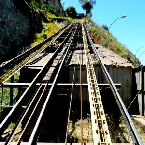 VALPARAISO, CHILE / ASCENSOR ARTILLERIA TRACKS TO THE SKY