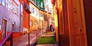 VALPARAISO, CHILE / COLORFUL STREET SCENE
