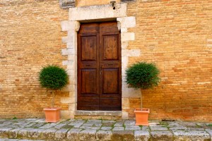 SAN GIMIGNANO, ITALY / FRONT DOOR WELCOME