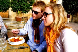 SAN GIMIGNANO, ITALY / LUNCH TIME IN THE PIAZZA