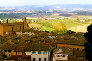 SAN GIMIGNANO, ITALY / SOARING VIEW OF TUSCANY